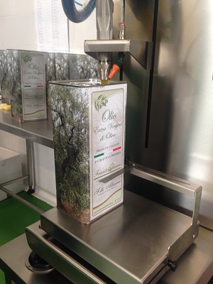 fase di riempimento lattine per distribuzione
